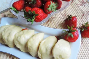 Вареники с клубникой на пару - пошаговый рецепт Вареники с клубникой на пару - пошаговый рецепт