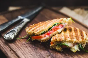 Панини с курицей - пошаговый рецепт Панини с курицей - пошаговый рецепт