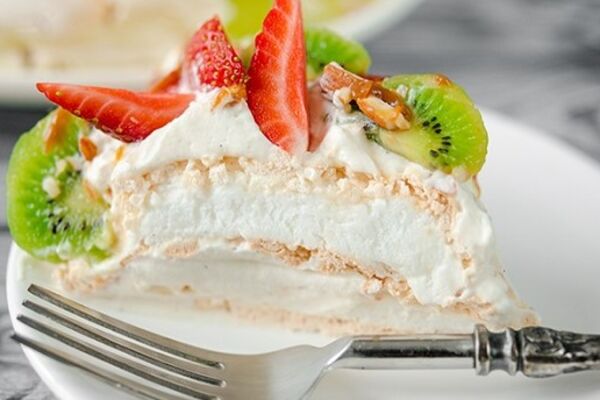 Рецепт воздушного бисквитного торта с ягодным кремом