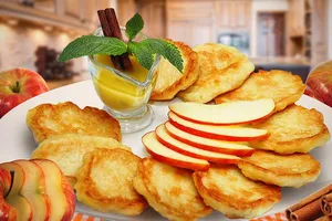 Оладки з яблоками - покроковий рецепт Оладки з яблоками - покроковий рецепт