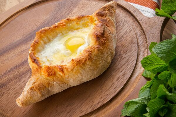 3. Хачапурі з бринзою і яйцями