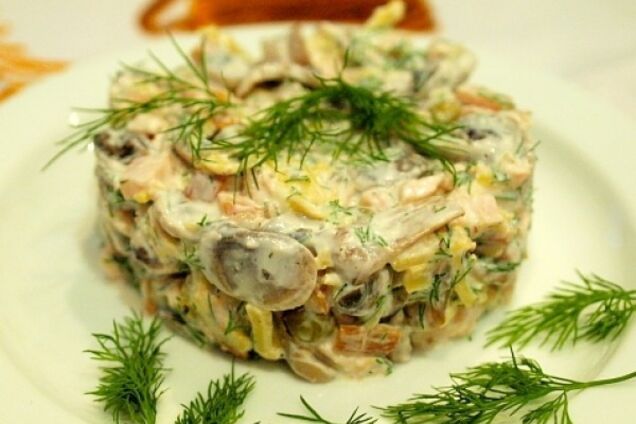 Салат с шампиньонами и курицей