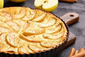 Шарлотка на сметане - пошаговый рецепт Шарлотка на сметане - пошаговый рецепт