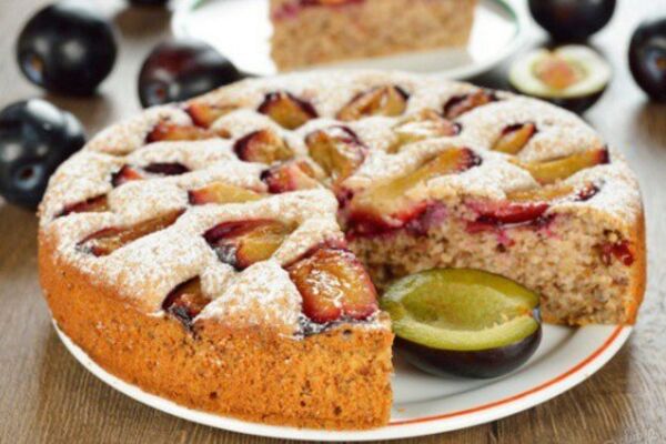 Шарлотка зі сливами