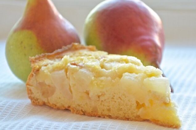 Шарлотка с грушами