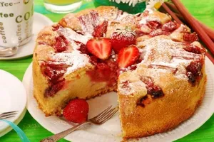 Шарлотка с клубникой - пошаговый рецепт Шарлотка с клубникой - пошаговый рецепт