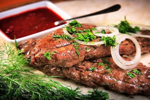 Люля-кебаб на мангалі