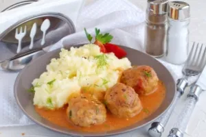 Тефтели с рисом - пошаговый рецепт Тефтели с рисом - пошаговый рецепт