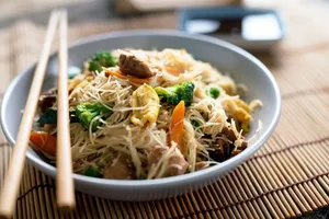Рисова локшина з куркою - покроковий рецепт Рисова локшина з куркою - покроковий рецепт