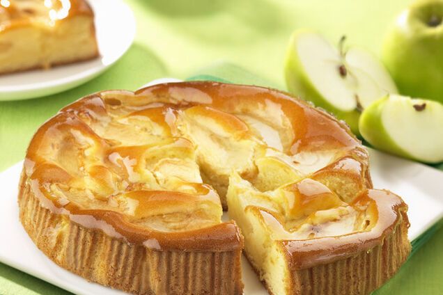 Бисквит с яблоками