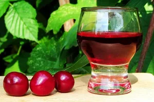 Вишневий лікер із листям - покроковий рецепт Вишневий лікер із листям - покроковий рецепт