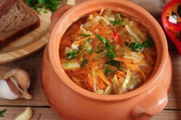 Щі зі свіжої капусти з томатною пастою