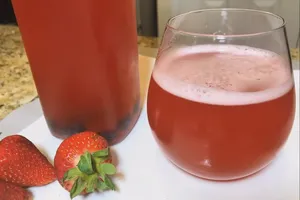 Клубничный квас без дрожжей - пошаговый рецепт Клубничный квас без дрожжей - пошаговый рецепт
