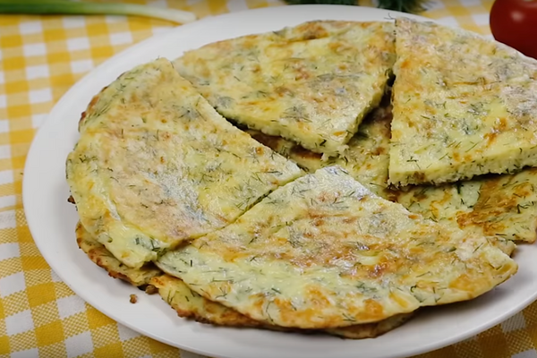 Питательный завтрак со сметаной и сыром