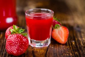 Клубничный ликер на водке с лимоном - пошаговый рецепт Клубничный ликер на водке с лимоном - пошаговый рецепт