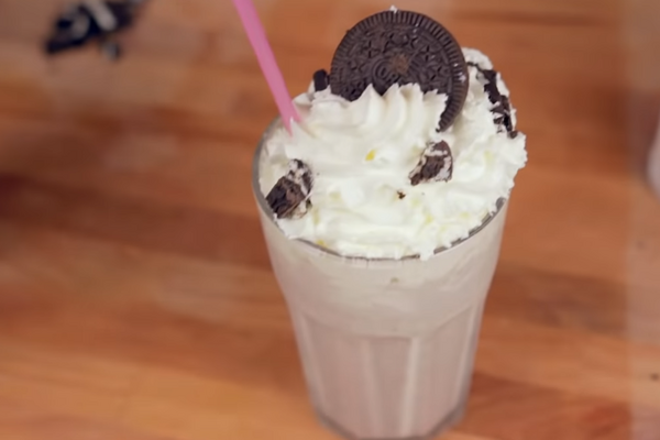 Молочный коктейль с печеньем