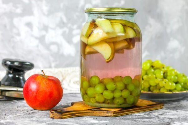 Компот из винограда с фруктами