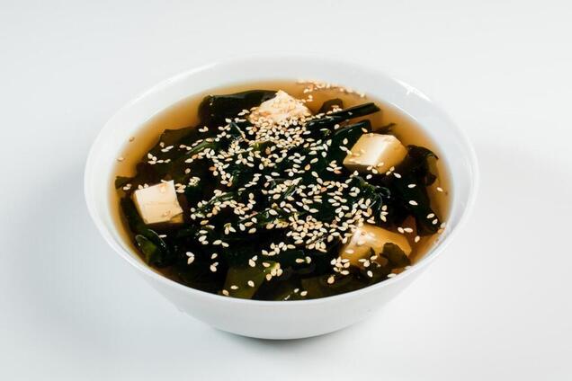 Мисо-суп с водорослями и кунжутом