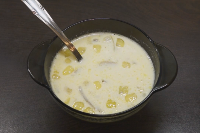 Молочный суп с луком и грибами