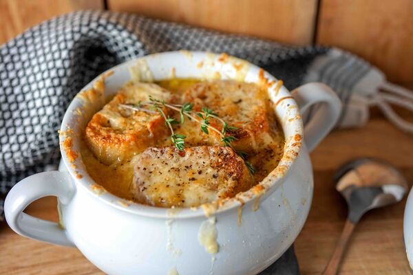 Цибулевий суп із часником і білим вином