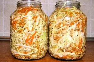 Хрустка квашена капуста - покроковий рецепт Хрустка квашена капуста - покроковий рецепт