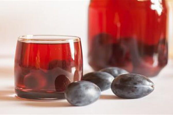 Компот із слив із кісточками