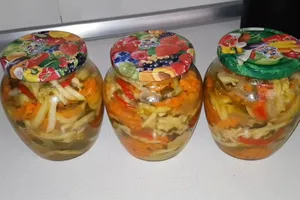 Салат із кабачків та овочевого асорті - покроковий рецепт Салат із кабачків та овочевого асорті - покроковий рецепт