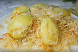 Квашена капуста з яблуками - покроковий рецепт Квашена капуста з яблуками - покроковий рецепт