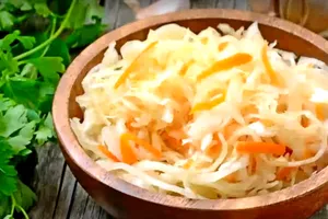 Квашена капуста в розсолі - покроковий рецепт Квашена капуста в розсолі - покроковий рецепт
