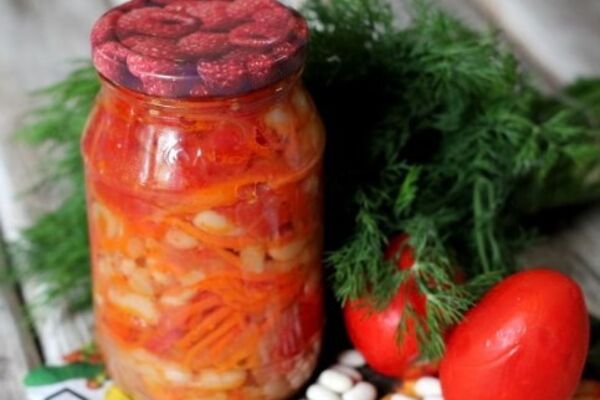 Салат с фасолью и помидорами
