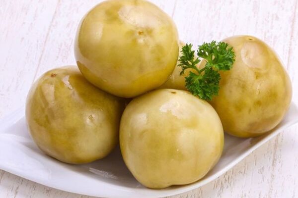 Зелені помідори з гвоздикою