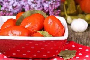 Квашеные помидоры с листьями ореха - пошаговый рецепт Квашеные помидоры с листьями ореха - пошаговый рецепт