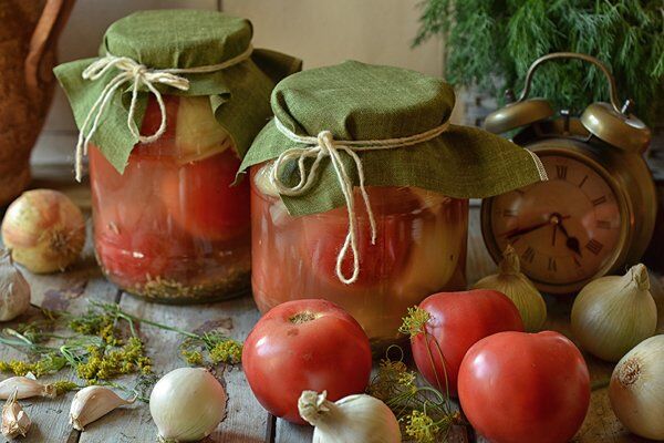 Квашені помідори з цибулею і гірчицею