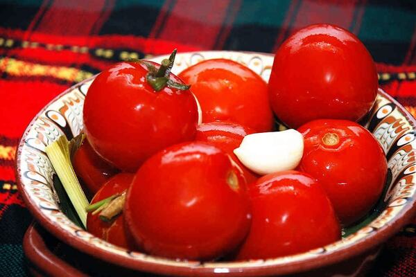 Квашеные помидоры с листьями кукурузы