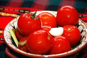Квашені помідори з листям кукурудзи - покроковий рецепт Квашені помідори з листям кукурудзи - покроковий рецепт