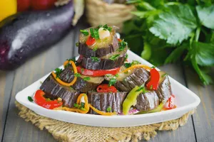 Мариновані баклажани з овочами і коріандром - покроковий рецепт Мариновані баклажани з овочами і коріандром - покроковий рецепт