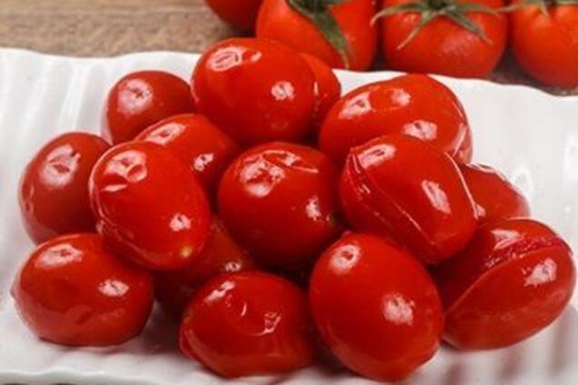 Малосольні помідори в розсолі
