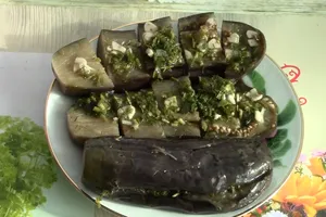 Мариновані баклажани із зеленню й оцтом - покроковий рецепт Мариновані баклажани із зеленню й оцтом - покроковий рецепт