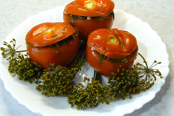 Малосольні помідори з часником