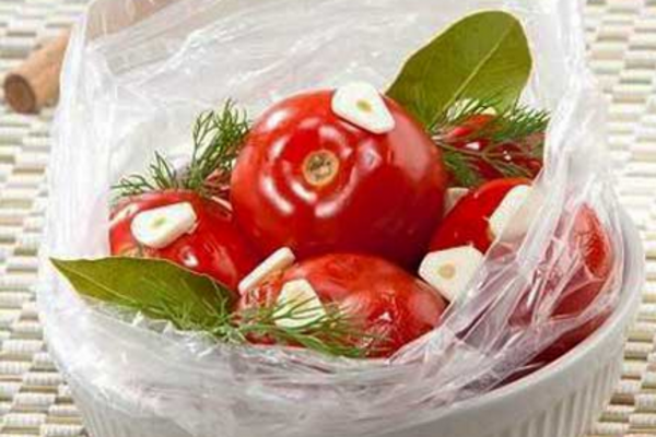 Малосольні помідори в пакеті з кропом