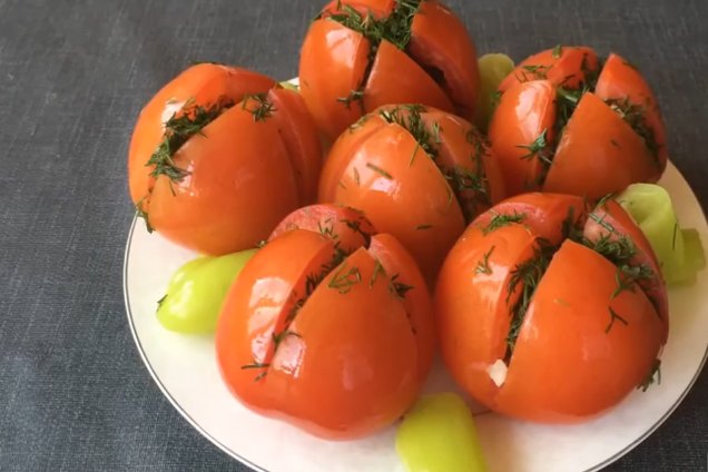 Малосольные помидоры с сюрпризом