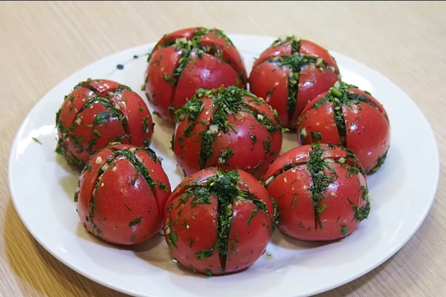 Фаршировані малосольні помідори
