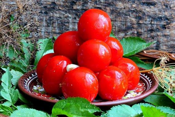 Гострі малосольні помідори