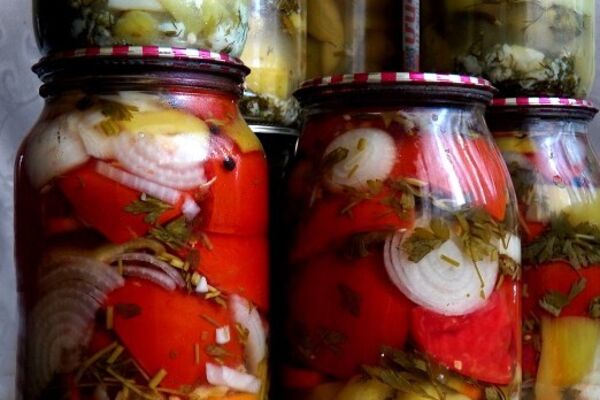 Овочевий салат із рослинною олією та оцтом