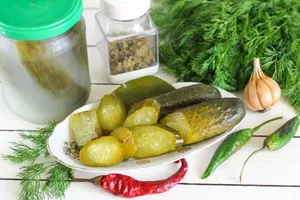 Квашеные огурцы с укропом - пошаговый рецепт Квашеные огурцы с укропом - пошаговый рецепт
