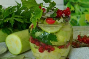 Мариновані кабачки з червоною смородиною - покроковий рецепт Мариновані кабачки з червоною смородиною - покроковий рецепт