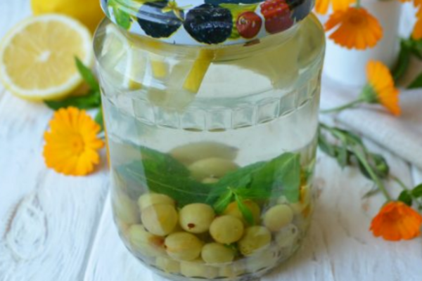 Компот із агрусу з м'ятою