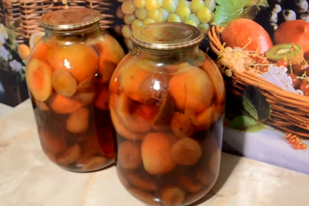 Сливово-персиковый компот