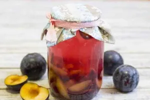 Сливовый компот с мелисой - пошаговый рецепт Сливовый компот с мелисой - пошаговый рецепт