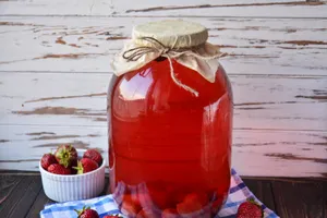 Компот из клубники и смородины - пошаговый рецепт Компот из клубники и смородины - пошаговый рецепт